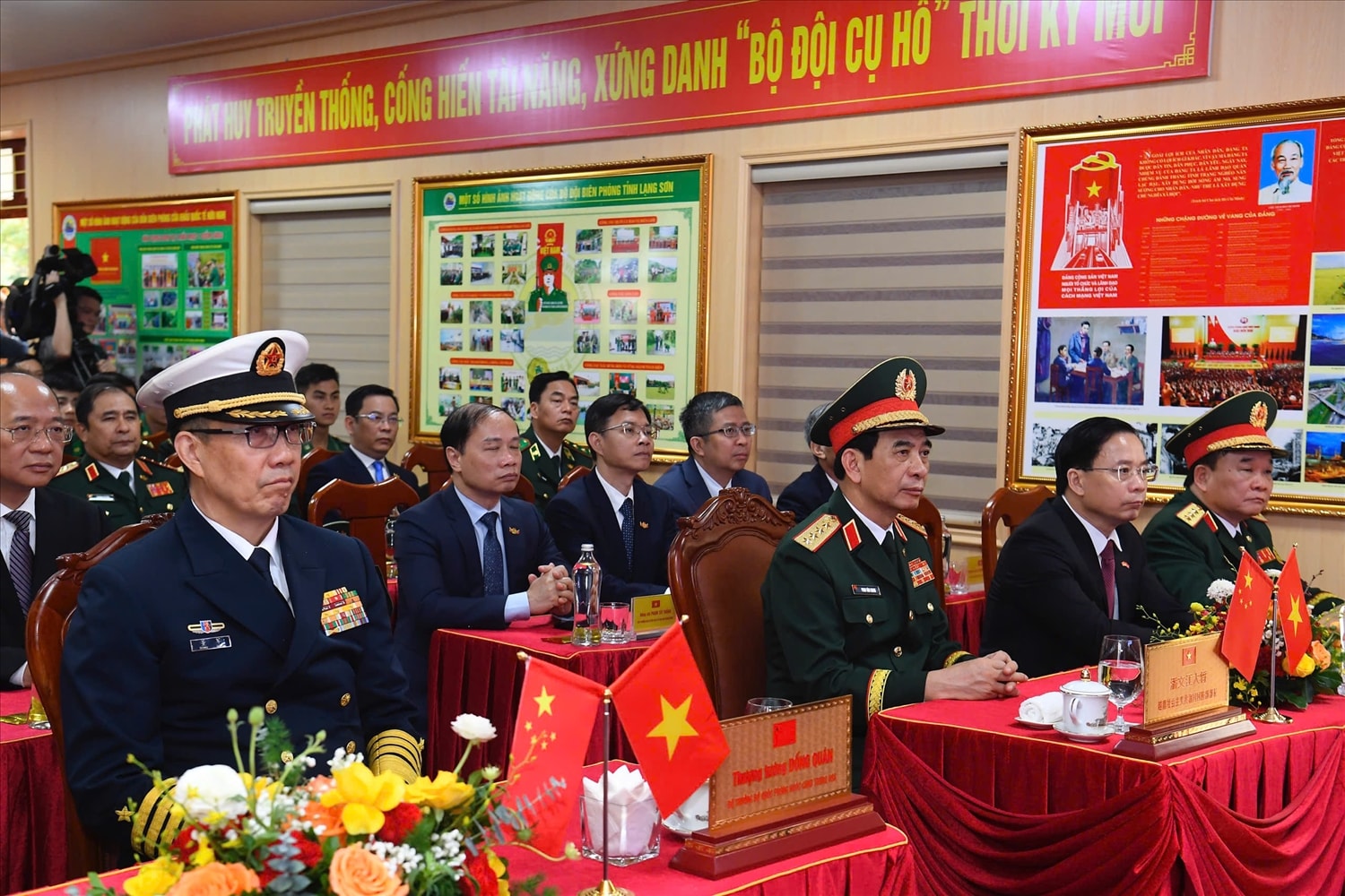 Đại tướng Phan Văn Giang, Bộ trưởng Bộ Quốc phòng Bộ Việt Nam và Thượng tướng Đổng Quân, Bộ trưởng Bộ Quốc phòng Trung Quốc đến thăm ĐBP Cửa khẩu  Quốc tế Hữu Nghị 