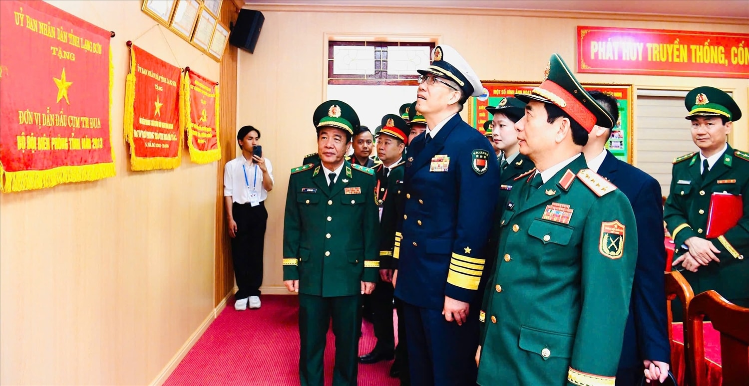 Bộ trưởng Bộ Quốc phòng 2 nước, cùng các đại biểu tham quan hội trường sinh hoạt của ĐBP Cửa khẩu Quốc tế Hữu Nghị 