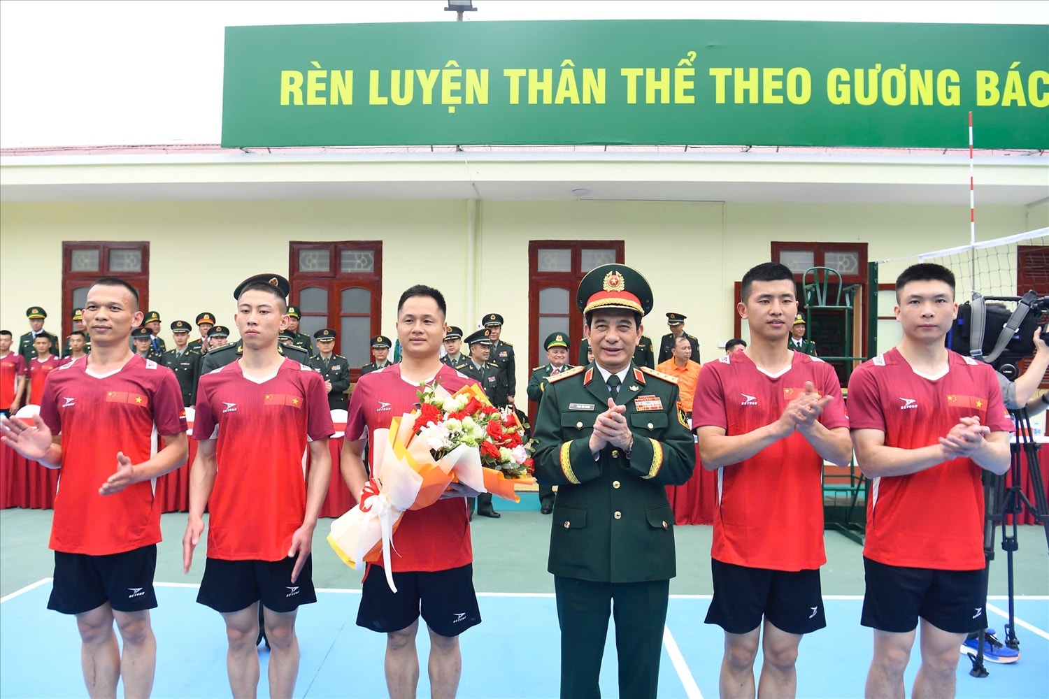 Đại tướng Phan Văn Giang, Bộ trưởng Bộ Quốc phòng Bộ tặng hoa động viên các vận động viên tham gia giao hữu thể thao tại ĐBP Cửa khẩu Quốc tế Hữu Nghị