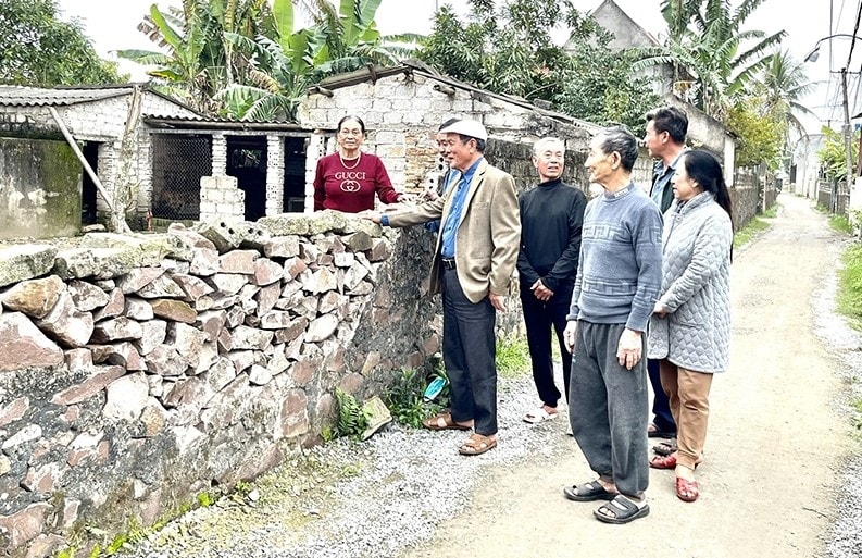 Hộ gia đình giáo dân tổ dân phố Yên Châu, Giáo xứ Hoài Yên (phường Hải Châu, thị xã Nghi Sơn) tự nguyện tháo dỡ tường rào, hiến đất mở rộng đường giao thông