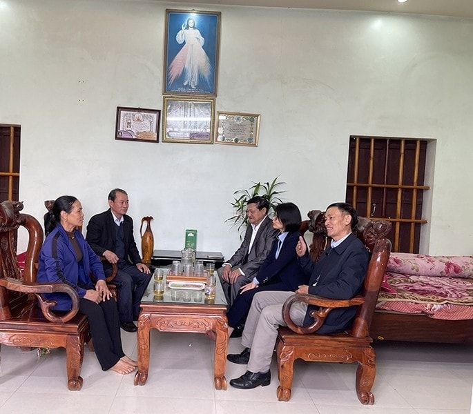 Chánh trương Giáo xứ Liên Nghĩa Trần Văn Tiêu tuyên truyền, vận động bà con giáo dân xã Nga Thái (Nga Sơn) tích cực tham gia xây dựng đời sống văn hóa, sống “tốt đời, đẹp đạo”.