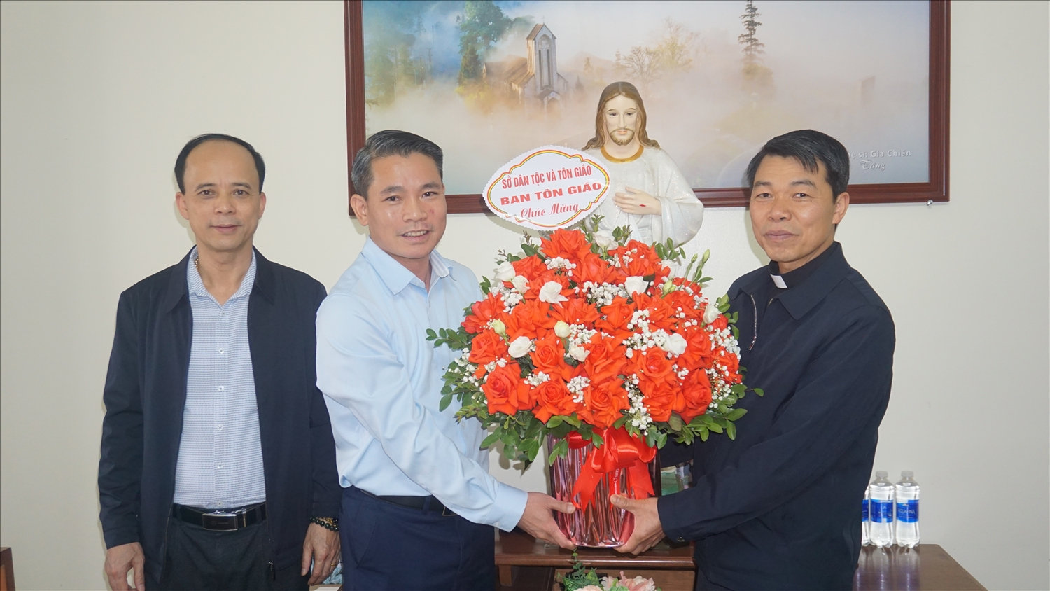 Giám đốc Sở Dân tộc và Tôn giáo Lào Cai Nguyễn Xuân Nhẫn (thứ 2 từ trái qua) tặng hoa chúc mừng Giáo xứ Sa Pa nhân dịp Lễ Phục sinh