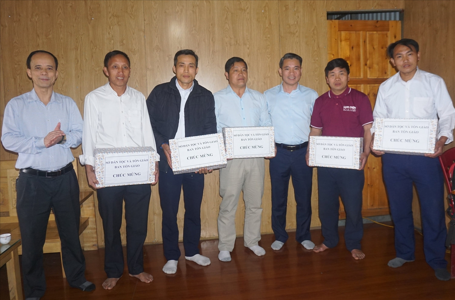 Thăm hỏi, chúc mừng và tặng quà chức sắc, chức việc thuộc các nhóm tin lành trên địa bàn thị xã Sa Pa