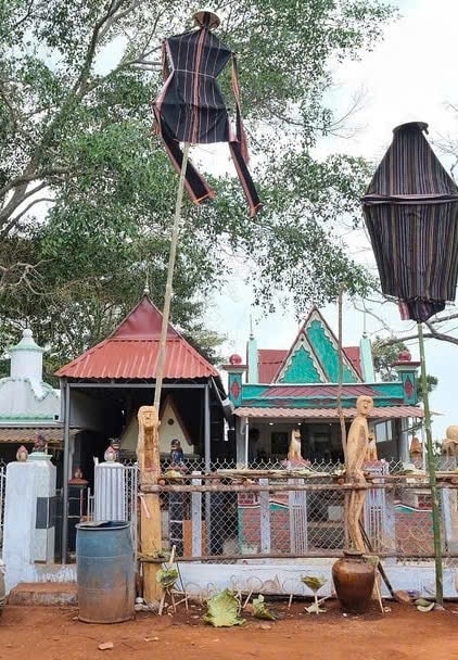 Nhà mồ được trang trí trước khi tổ chức Lễ Pơ thi - ảnh Xuân Hiền