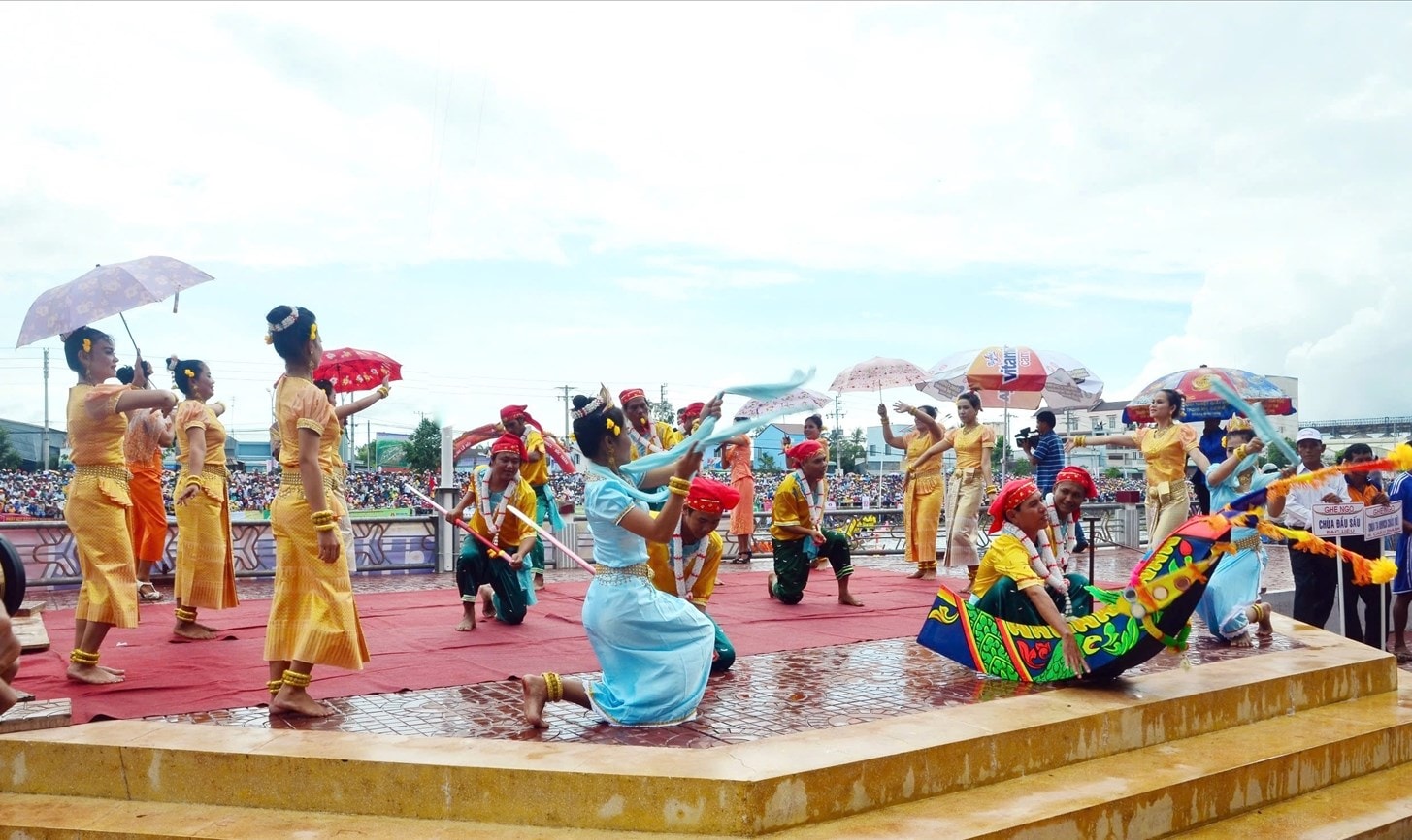 Tính đa dạng trong bản sắc văn hóa Khmer Nam Bộ trở thành nguồn cảm hứng phong phú cho các văn nghệ sĩ sáng tạo tác phẩm văn học nghệ thuật.