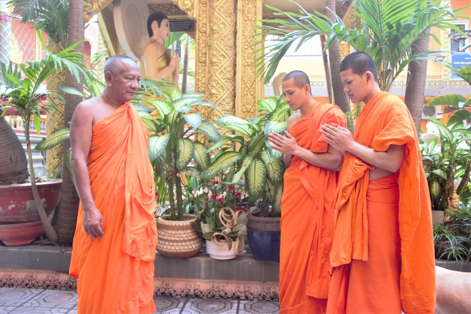 Hòa thượng Danh Lung (bên trái), Ủy viên Thư ký Hội đồng Trị sự - Phó Ban Hoằng pháp Trung ương Giáo hội Phật giáo (GHPG) Việt Nam phụ trách Phân ban Hoằng pháp Phật giáo Nam tông Khmer.