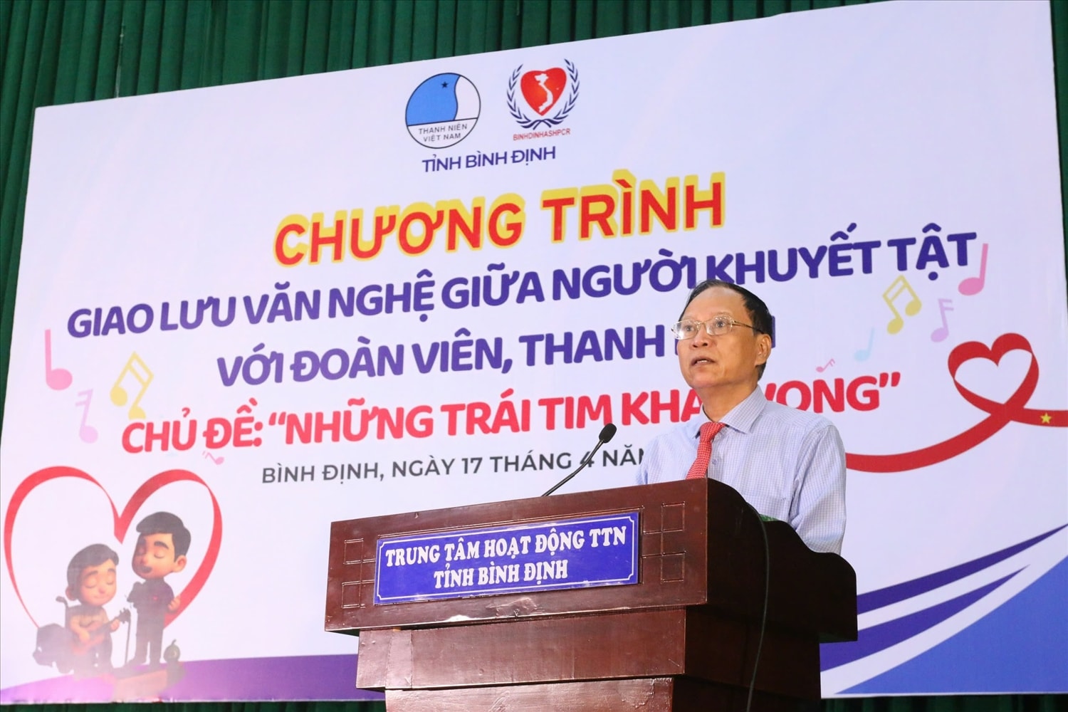 Ông Nguyễn Mỹ Quang – Chủ tịch Hội Bảo trợ Người khuyết tật và Bảo vệ quyền trẻ em tỉnh phát biểu tại buổi giao lưu văn nghệ