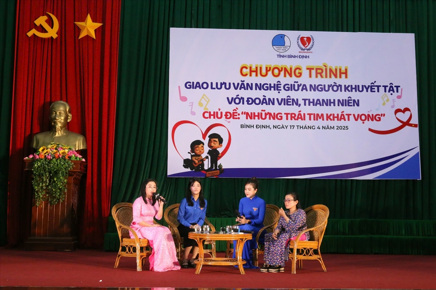 Các bạn đoàn viên, thanh niên được lắng nghe, học hỏi từ chính những câu chuyện, những tài năng và nghị lực đáng khâm phục của các anh chị em là người khuyết tật