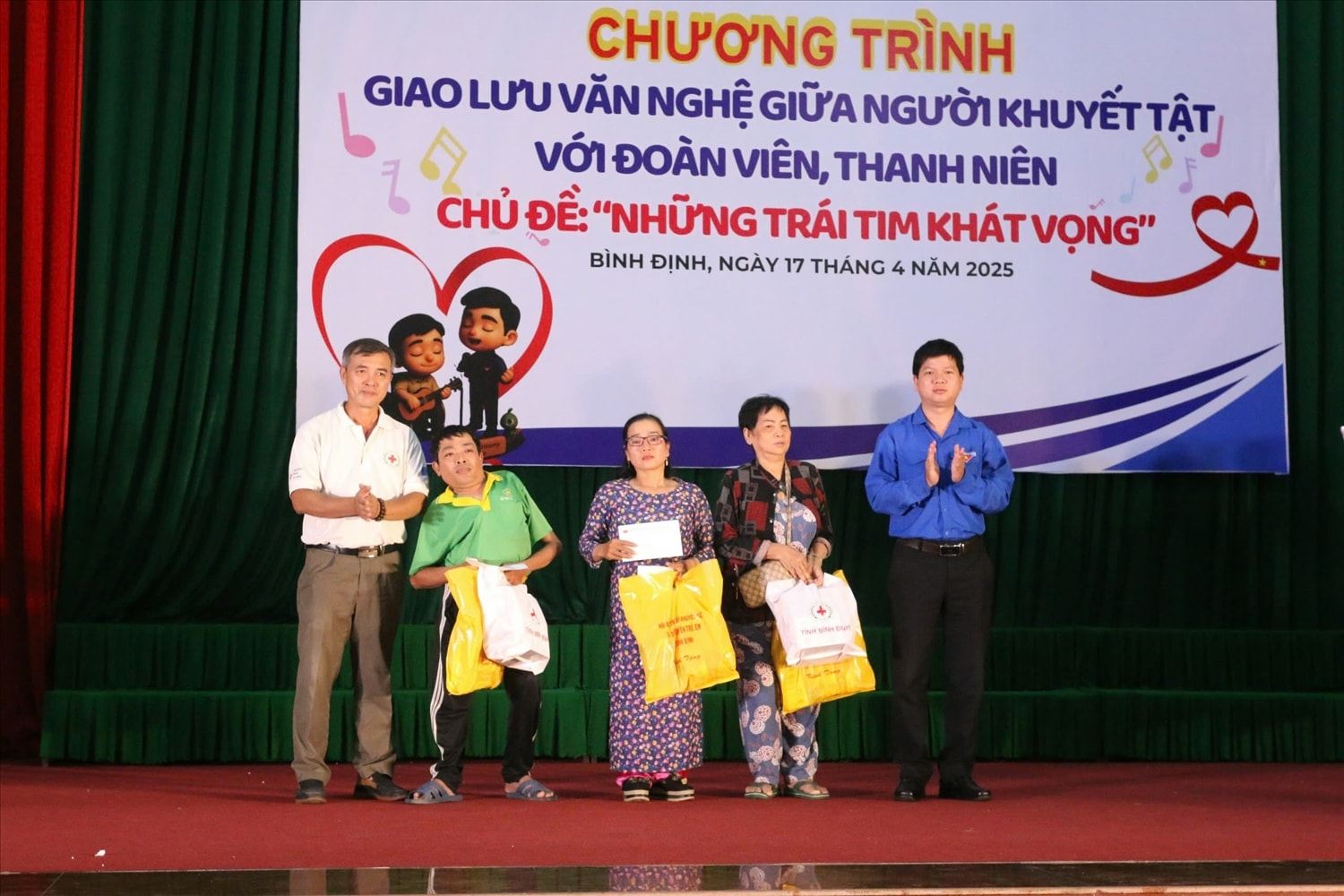 Trao tặng 10 phần quà cho người khuyết tật tiêu biểu