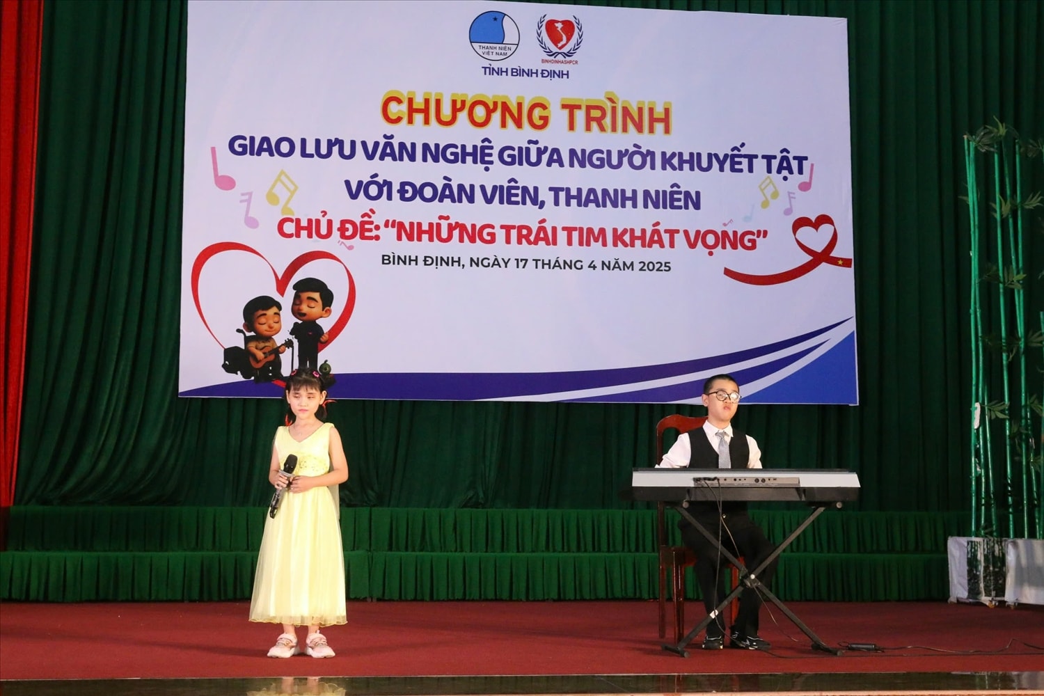 Một tiết mục văn nghệ tại buổi giao lưu 