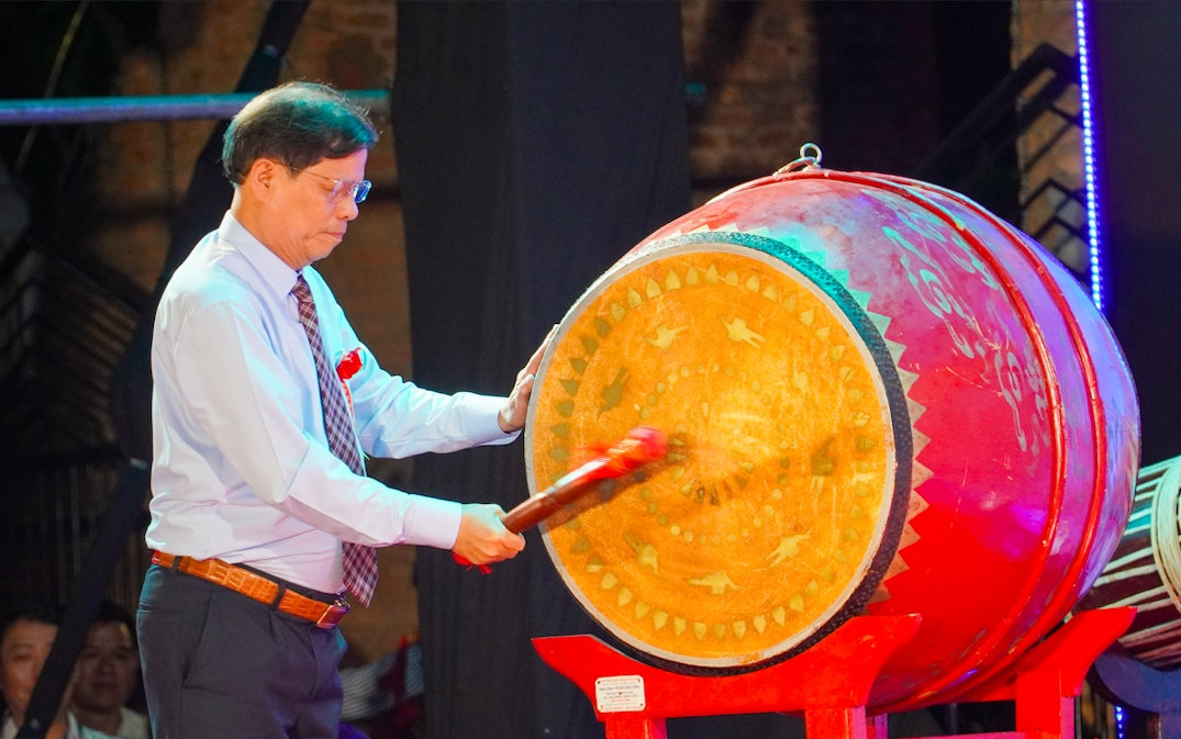 Ông Nguyễn Tấn Tuân, Chủ tịch UBND tỉnh Khánh Hoà đánh trống khai mạc Lễ hội