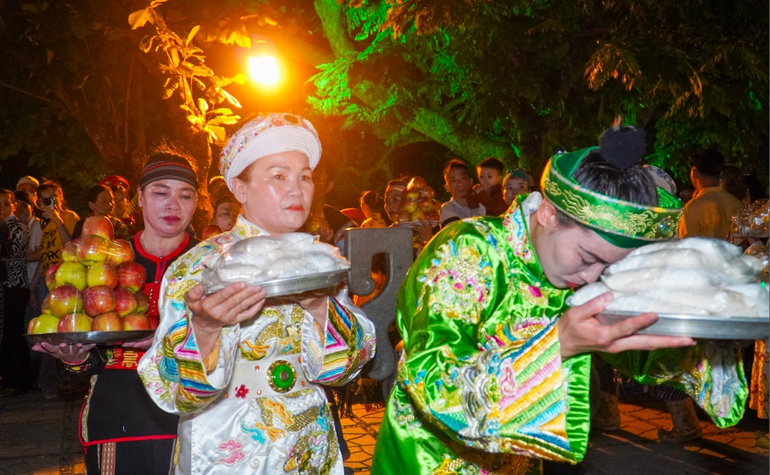 Người dân dâng Lễ vật lên Thiên Y Thánh Mẫu Ana 
