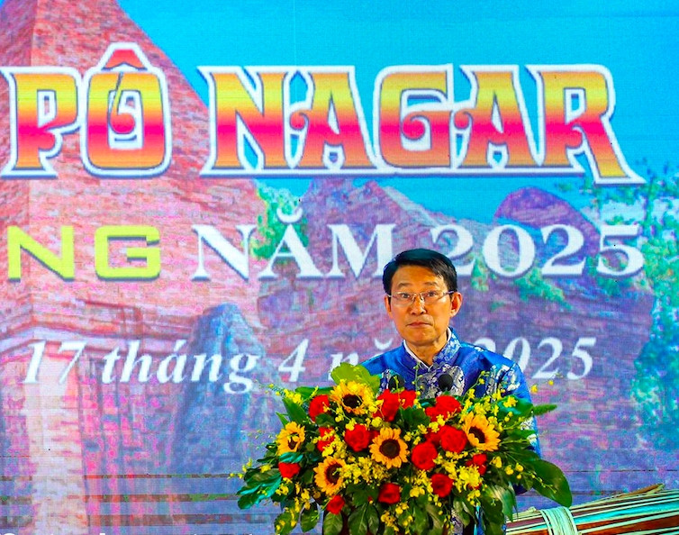 Ông Đinh Văn Thiệu, Phó Chủ tịch Ủy ban Nhân dân tỉnh Khánh Hòa phát biểu khai mạc Lễ hội