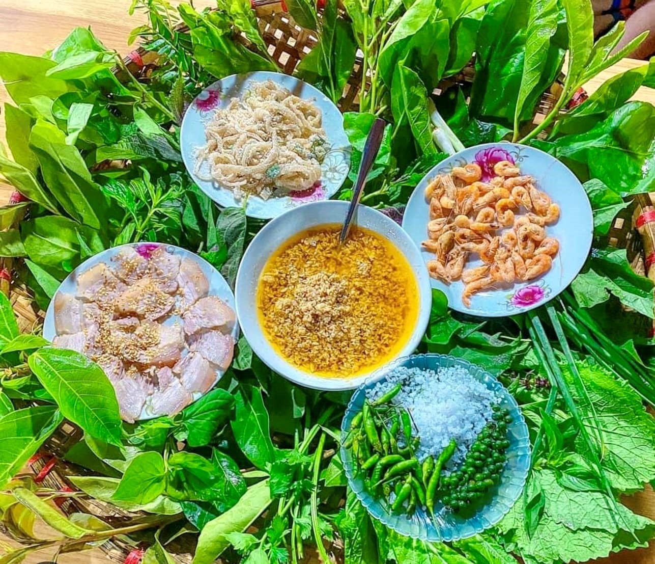 Gỏi lá Kon Tum không chỉ đơn thuần là một món ăn, mà còn là một tác phẩm nghệ thuật độc đáo