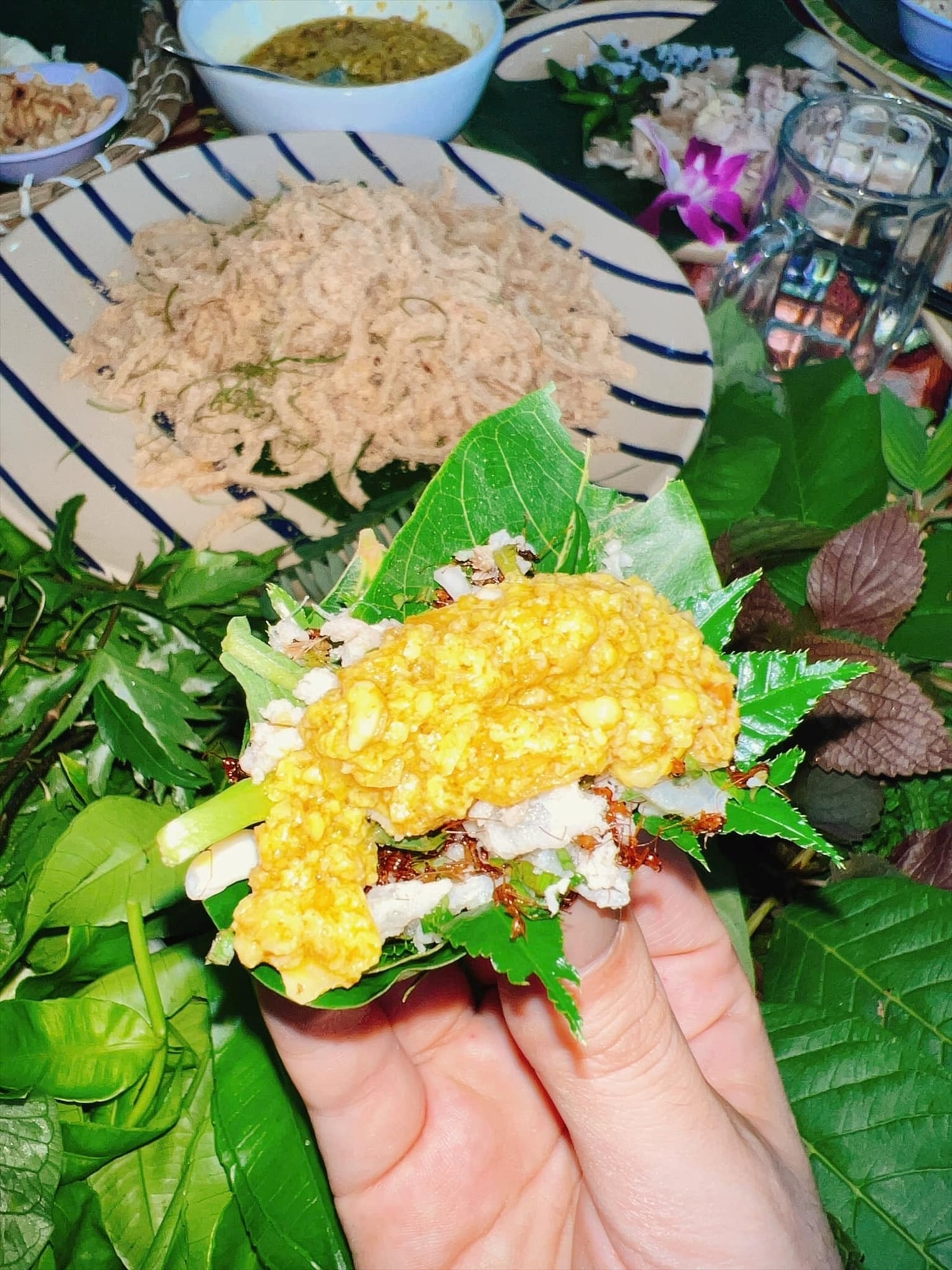 Người ăn chỉ cần cuốn khoảng dưới 10 lá, thành hình phễu để vừa miệng ăn và dễ cầm hơn
