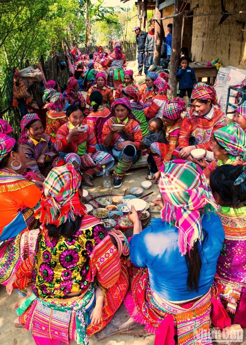 Bữa liên hoan rộn ràng, tri ân những bàn tay đã cùng góp sức dựng nhà, thể hiện tình làng nghĩa xóm gắn bó của người H'Mông.