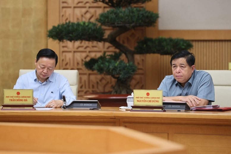 Các Phó Thủ tướng Trần Hồng Hà, Nguyễn Chí Dũng dự và phát biểu tại phiên họp - Ảnh: VGP/Nhật Bắc
