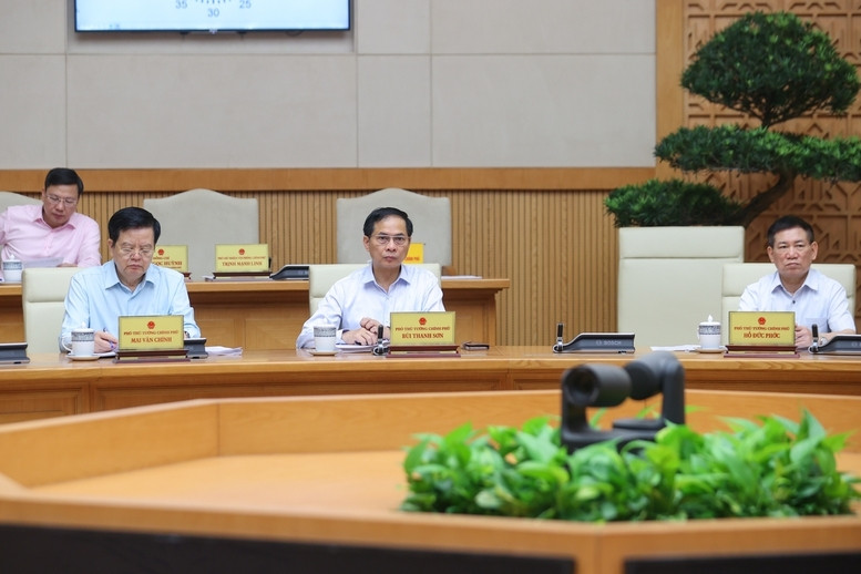 Các Phó Thủ tướng Hồ Đức Phớc, Bùi Thanh Sơn, Mai Văn Chính dự và phát biểu tại phiên họp - Ảnh: VGP/Nhật Bắc
