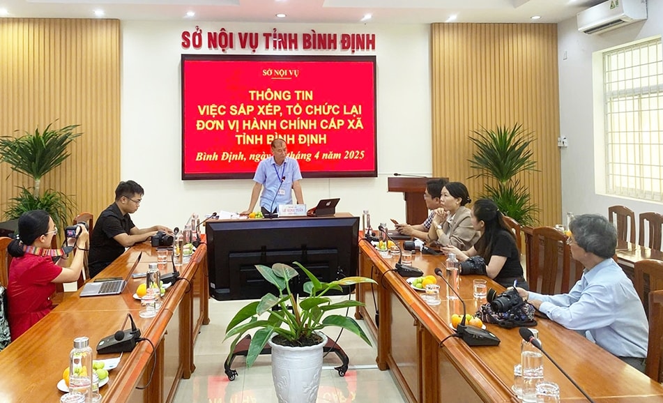 Quang cảnh cuộc họp trao đổi thông tin về việc sắp xếp, tổ chức lại đơn vị hành chính cấp xã tỉnh Bình Định