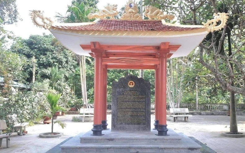 Tấm bia ghi dấu tích ngày 20/9/1972 đế quốc Mỹ ném bom xuống Khu kinh tế thanh niên khiến 45 cán bộ đội viên Thanh niên xung phong hy sinh