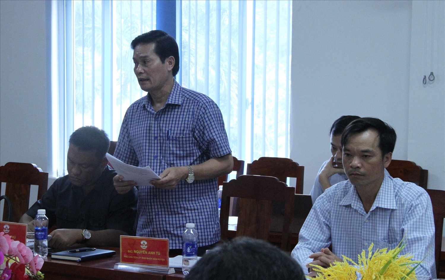 Phó Chủ tịch UBND huyện Lắk Nguyễn Anh Tú báo cáo với đoàn công tác Phó Chủ tịch UBND huyện Lắk Nguyễn Anh Tú báo cáo với đoàn công tác