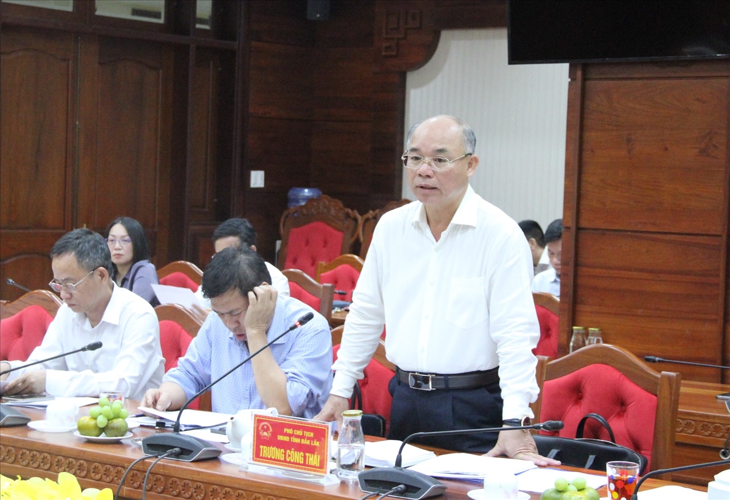 Phó Chủ tịch UBND tỉnh Đắk Lắk Trương Công Thái trao đổi thông tin về Chương trình MTQG 1719
