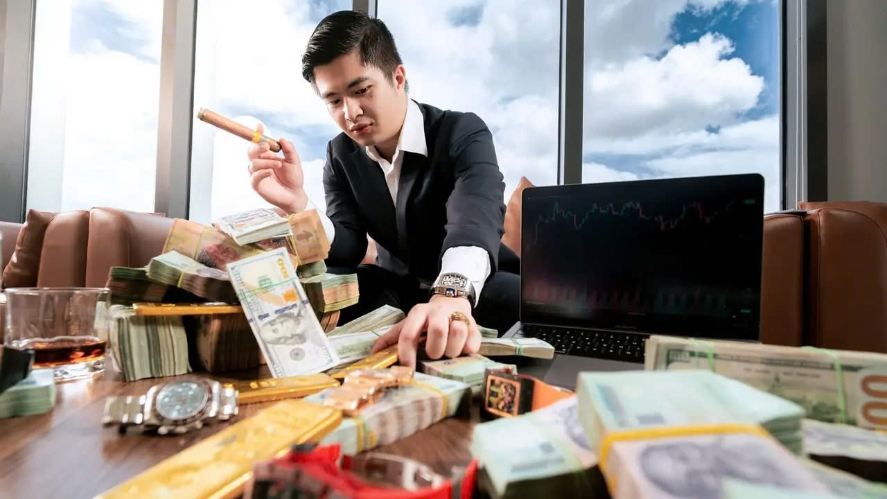 Phó Đức Nam (Mr.Pips) với vỏ bọc hào nhoáng bên cạnh tiền, đồng hồ hiệu trong bài đăng trên trang facebook cá nhân để lửa đảo