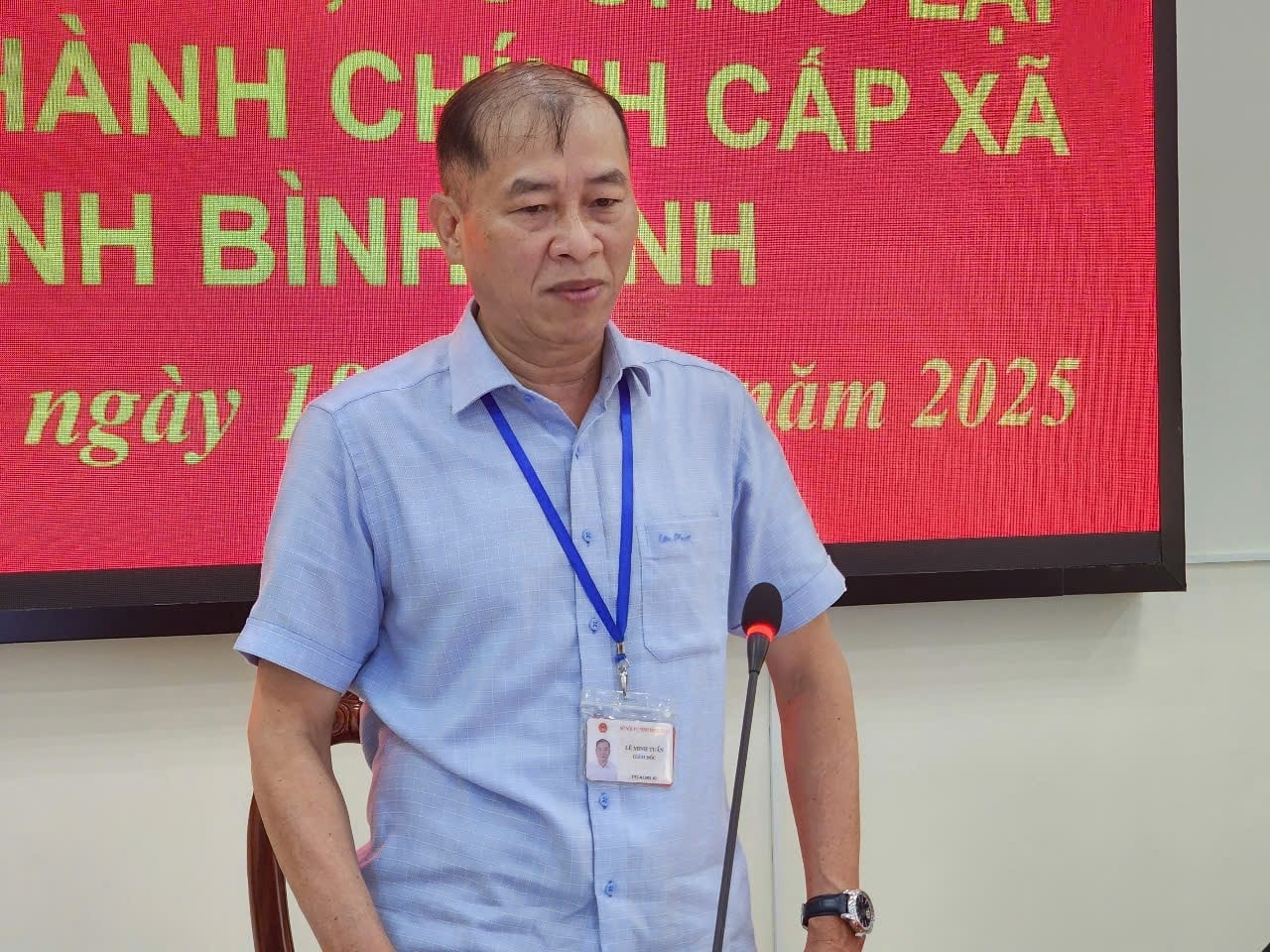 Ông Lê Minh Tuấn, Giám đốc Sở Nội vụ tỉnh Bình Định, thông tin tại cuộc họp