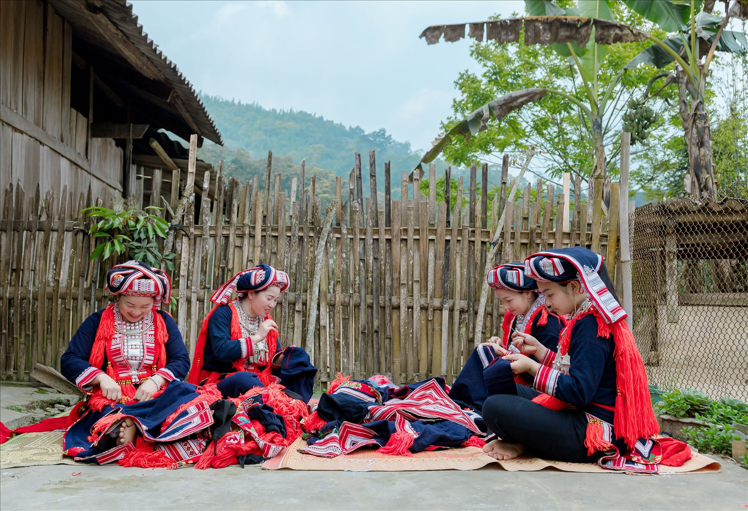 Tổ Phụ nữ liên kết tại thôn Chiến Thắng, xã Hồ Thầu đang cùng nhau làm trang phục truyền thống của người Dao đỏ để đáp ứng nhu cầu của thị trường