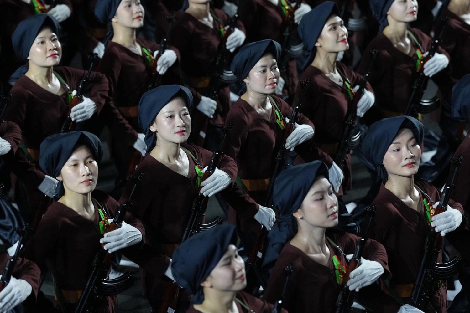 Khối nữ dân quân miền Bắc tiến vào lễ đài.