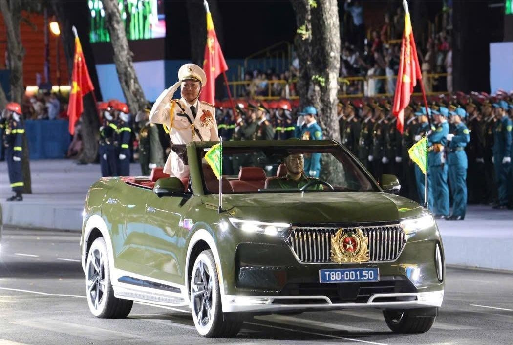 Lễ diễu binh, diễu hành mừng Lễ kỷ niệm 50 năm Ngày Giải phóng miền Nam, thống nhất đất nước sẽ diễn ra trên trục đường Lê Duẩn, trước Hội trường Thống Nhất. (Trong ảnh: Dẫn đầu hợp luyện các khối Công an nhân dân là xe chỉ huy, xe Công an kỳ)