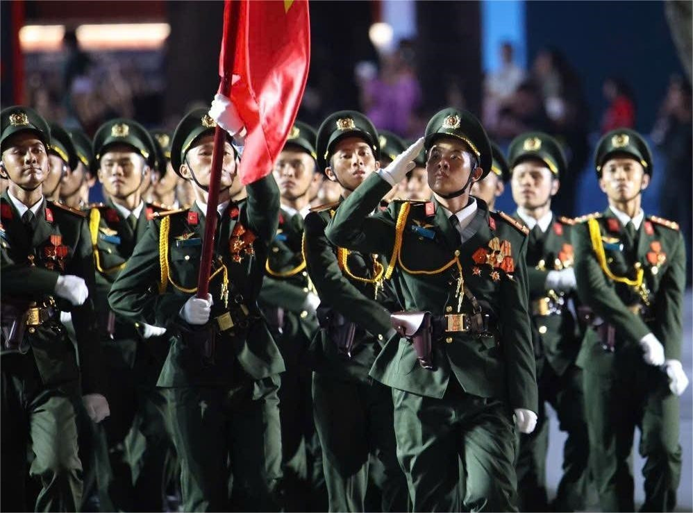 Dẫn đầu đội hình diễu binh, diễu hành hướng về lễ đài là khối sĩ quan An ninh nhân dân 