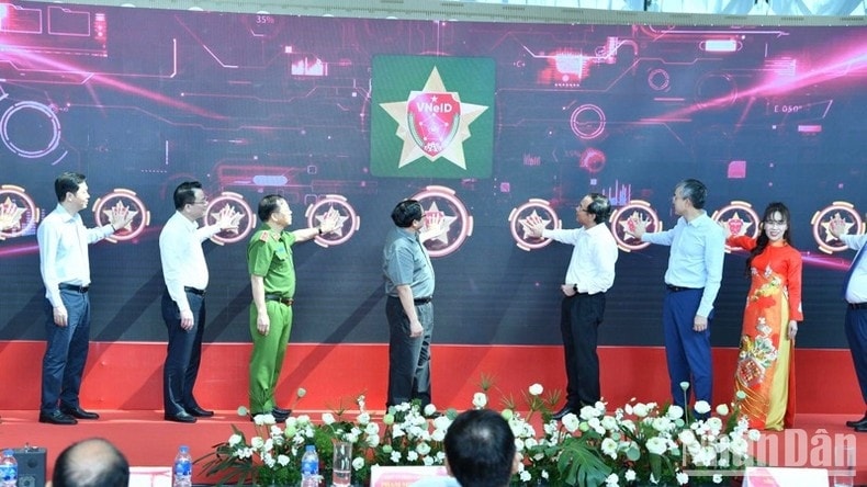 Thủ tướng Phạm Minh Chính và các đồng chí thực hiện nghi thức khởi động công bố triển khai thí điểm giải pháp ứng dụng định danh, xác thực điện tử và nhận diện sinh trắc học phục vụ thủ tục lên tàu bay. (Ảnh: THANH GIANG)