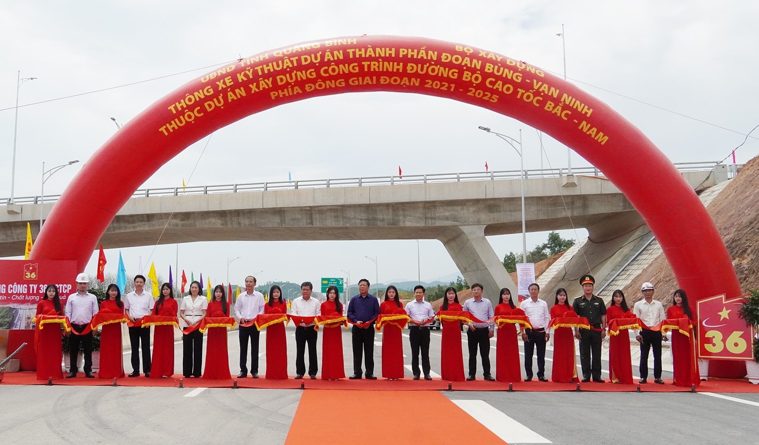 ông Trần Hồng Minh, Bộ trưởng Bộ Xây dựng ông Trần Phong, Chủ tịch UBND tỉnh Quảng Bình cùng đại biểu cắt băng khánh thành Dự án thành phần cao tộc Bắc Nam đoạn Bùng- Vạn Ninh ông Trần Hồng Minh, Bộ trưởng Bộ Xây dựng ông Trần Phong, Chủ tịch UBND tỉnh Quảng Bình cùng đại biểu cắt băng khánh thành Dự án thành phần cao tộc Bắc Nam đoạn Bùng- Vạn Ninh