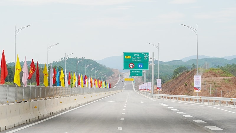 Đoạn tuyến cao tốc Bùng-Vạn Ninh được thông xe kỹ thuật vượt tiến độ 6 tháng so với kế hoạch Đoạn tuyến cao tốc Bùng-Vạn Ninh được thông xe kỹ thuật vượt tiến độ 6 tháng so với kế hoạch