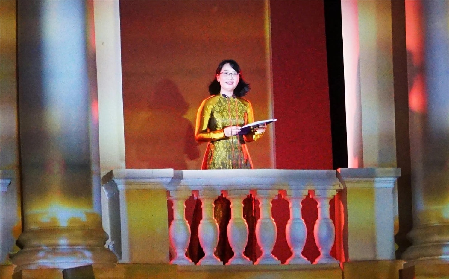 Bà Trần Thị Diệu Thúy, Phó Chủ tịch UBND TP. Hồ Chí Minh, phát biểu khai mạc lễ hội 'Sắc màu thành phố Bác'