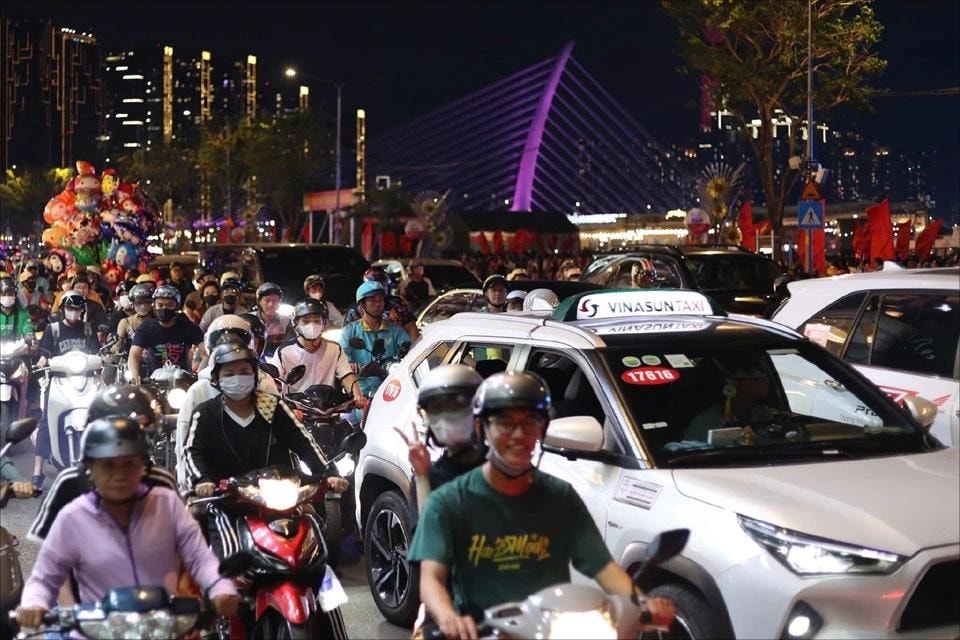 Đường phố hướng về trung tâm TP. Hồ Chí Minh đông nghẹt khi hàng nghìn người dân đổ về để theo dõi chương trình khai mạc