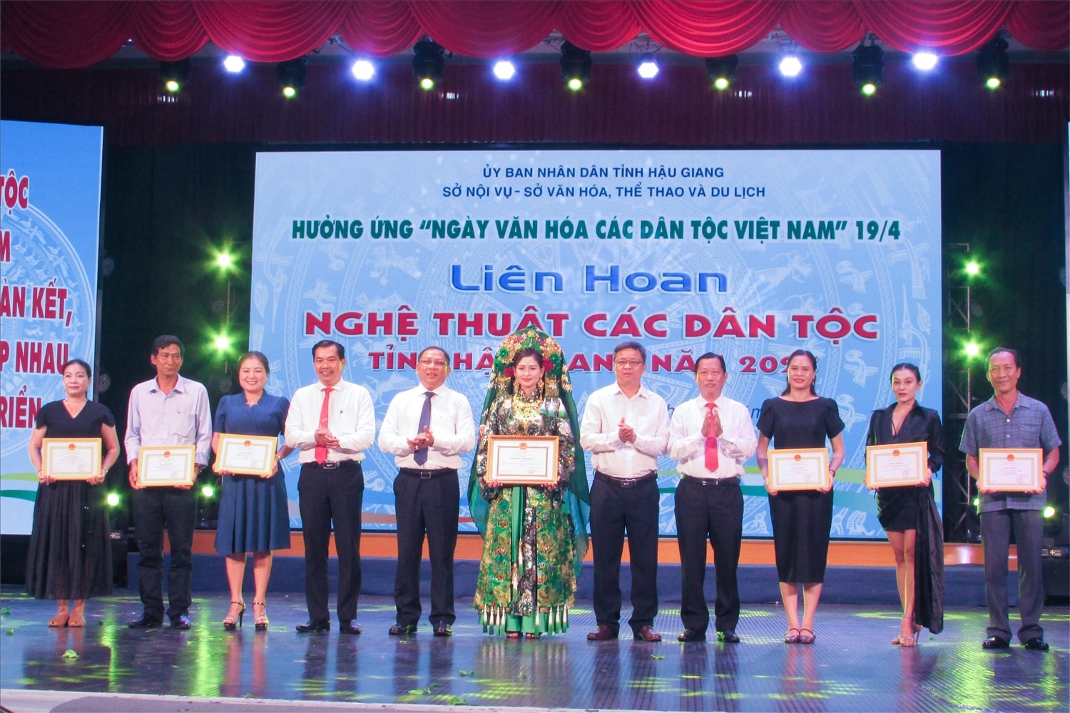 Lãnh đạo tỉnh Hậu Giang trao giải cho các đơn vị tham gia liên hoan.