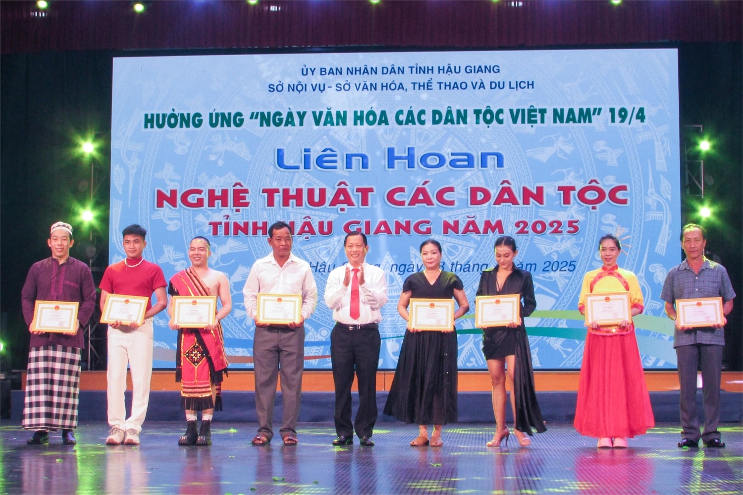 Lãnh đạo tỉnh Hậu Giang trao giải cho các cá nhân xuất sắc.