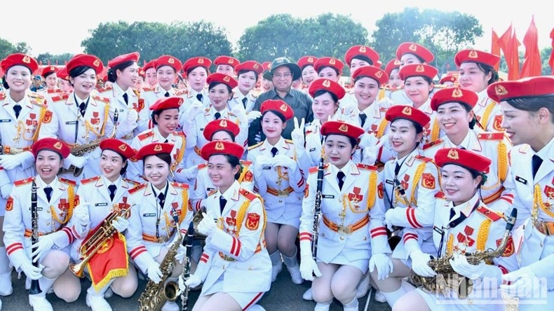Thủ tướng Phạm Minh Chính với khối nữ quân nhạc. (Ảnh: THANH GIANG).