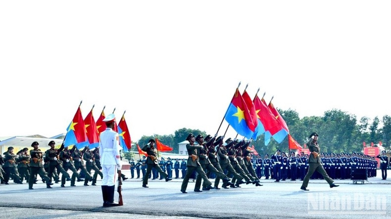 Các lực lượng Quân đội diễu binh, diễu hành qua Lễ đài. (Ảnh: THANH GIANG)