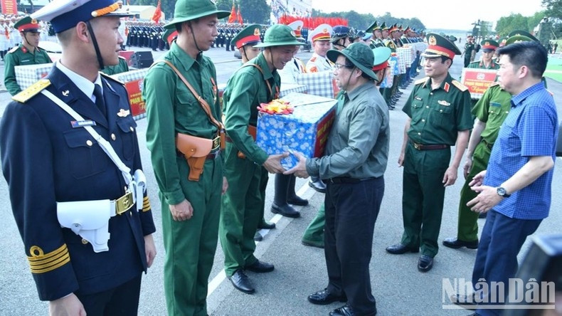 Thủ tướng Phạm Minh Chính tặng quà động viên các lực lượng Quân đội, dân quân tự vệ tham gia diễu binh, diễu hành. (Ảnh: THANH GIANG)