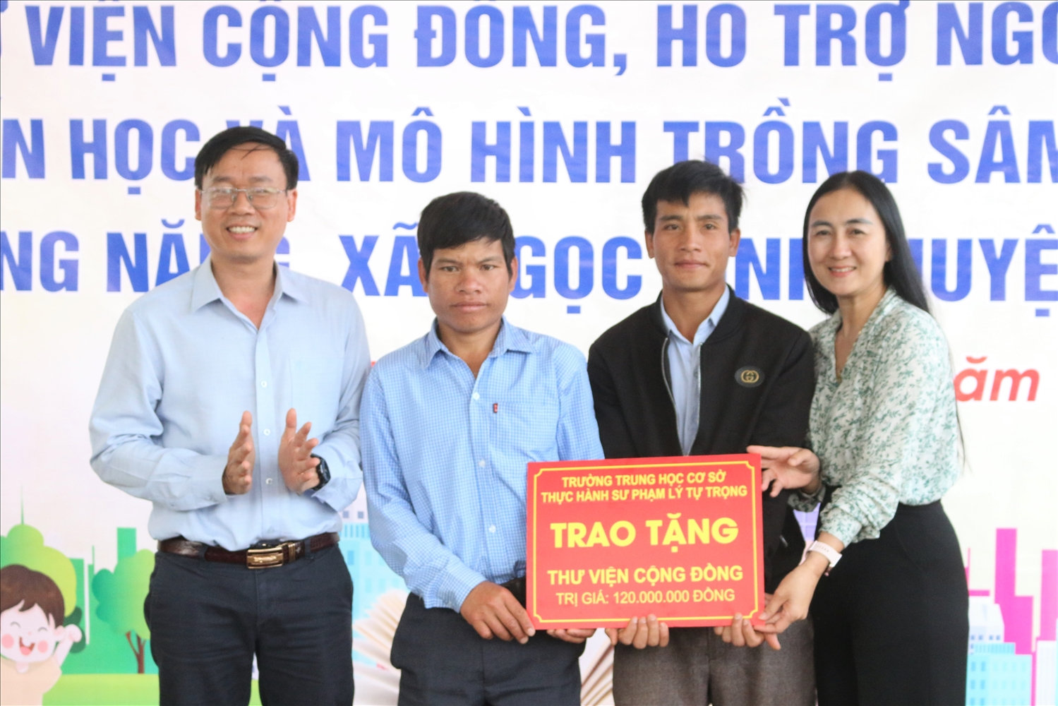 Trường THCS thực hành sư phạm Lý Tự Trọng, Tp. Kon Tum trao tặng Thư viện cộng đồng cho làng Long Năng