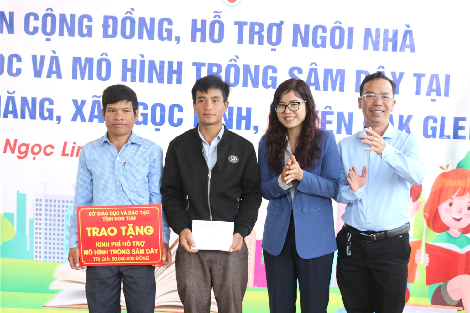 Sở Giáo dục và Đào tạo tỉnh Kon Tum hỗ trợ bà con làng Long Năng mô hình trồng sâm dây trị giá 50 triệu đồng 