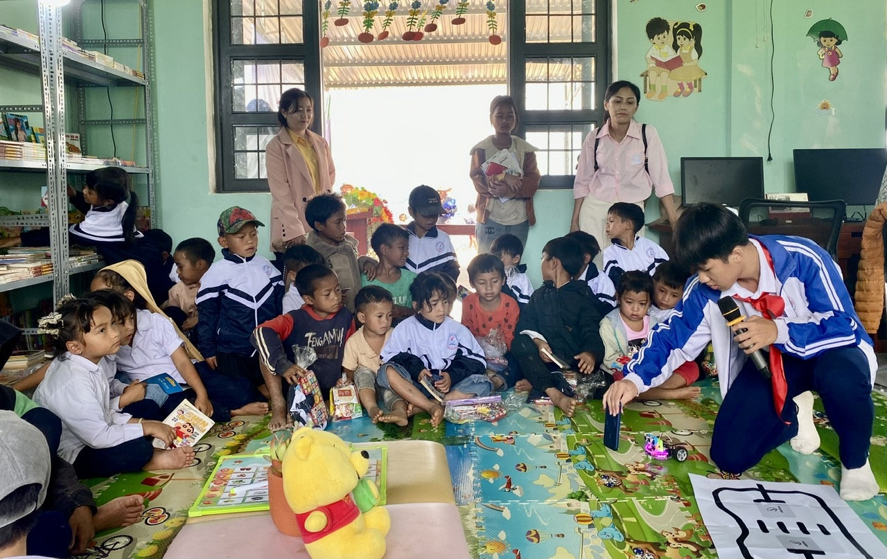 Học sinh Trường THCS thực hành sư phạm Lý Tự Trọng hướng dẫn các em học sinh làng Long Năng cách điều khiển Robots Rover Version 2