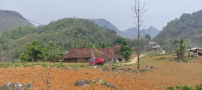 Vùng cao Lục khu huyện Hà Quảng (Cao Bằng) có địa hình phức tạp, chủ yếu là núi đá vôi, không có sông, suối, lại khô hạn kéo dài khiến sản xuất vụ xuân gặp nhiều khó khăn. Ảnh: TL