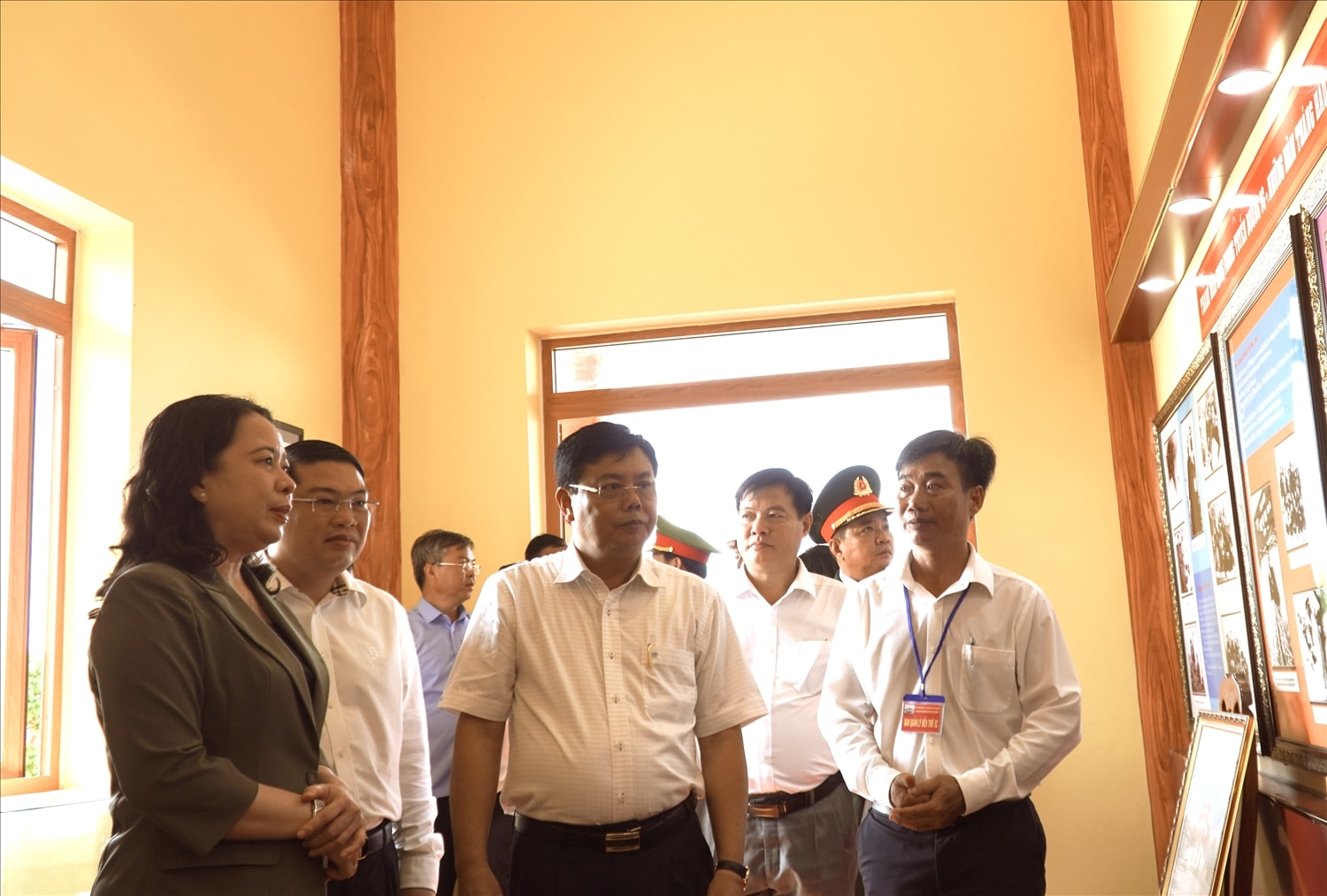 Phó Chủ tịch nước Võ Thị Ánh Xuân và ông Nguyễn Tiến Hải ( đứng thứ 2 từ phải qua), Bí thư Tỉnh ủy Kiên Giang đến thăm nhà lưu niệm Thanh niên xung phong 