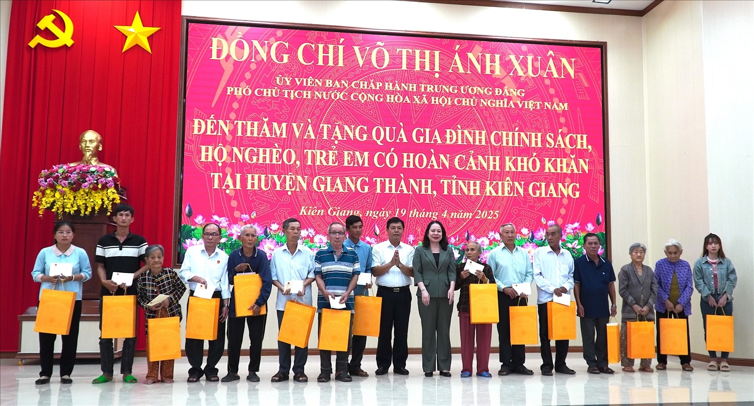 Phó Chủ tịch nước Võ Thị Ánh Xuân và ông Nguyễn Tiến Hải, Bí thư Tỉnh ủy Kiên Giang trao quà đến gia đình chính sách 
