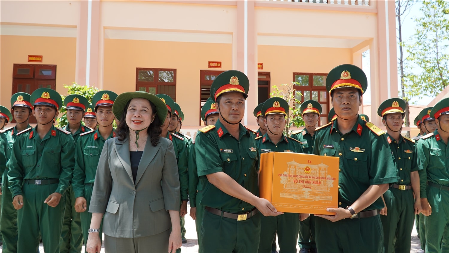 Võ Thị Ánh Xuân đến thăm và tặng quà cho cán bô, chiến sĩ Trung đoàn Bộ binh 20, thuộc Sư đoàn 330 (Quân khu 9)