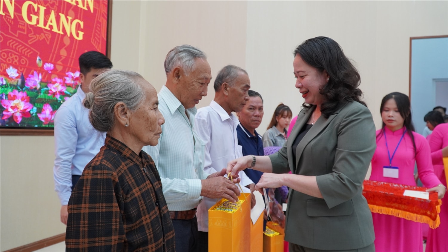 Phó Chủ tịch nước Võ Thị Ánh Xuân trao quà đến hộ gia đình chính chính sách 